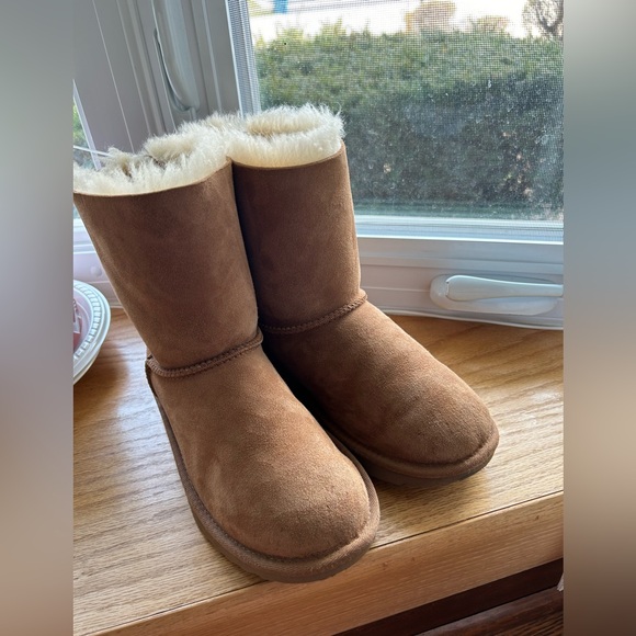 UGG SHOES| BAILEY BOW UGGS|COLOR TAN: SIZE 5 - Picture 11 of 16